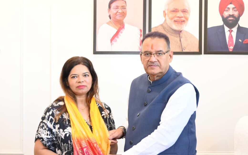 कृषि मंत्री गणेश जोशी ने नवोन्मेषी कृषक, डॉ. पूजा गौड़ को दी बधाई।