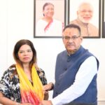 कृषि मंत्री गणेश जोशी ने नवोन्मेषी कृषक, डॉ. पूजा गौड़ को दी बधाई।