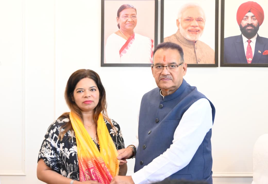 कृषि मंत्री गणेश जोशी ने नवोन्मेषी कृषक, डॉ. पूजा गौड़ को दी बधाई।