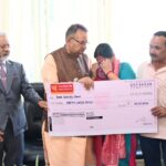 उपनल कर्मचारी के परिजनों को, ₹50 लाख की बीमा राशि का चैक किया प्रदान, सैनिक कल्याण मंत्री गणेश जोशी।
