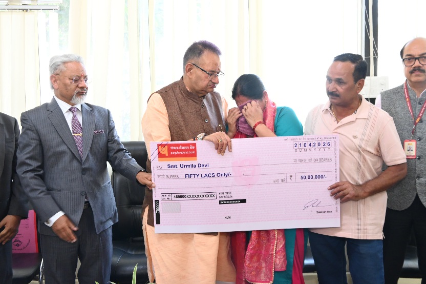 उपनल कर्मचारी के परिजनों को, ₹50 लाख की बीमा राशि का चैक किया प्रदान, सैनिक कल्याण मंत्री गणेश जोशी।