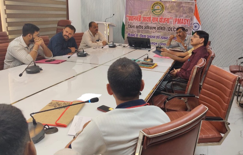 प्रधानमंत्री आदर्श ग्राम योजना के तहत 14 ग्रामों के समग्र विकास पर जोर।