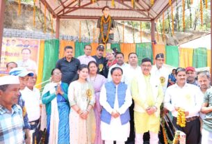 पीठसैण में पेशावर कांड के नायक, वीर चंद्र सिंह गढ़वाली को श्रद्धासुमन किए अर्पित, डॉ. धन सिंह रावत।