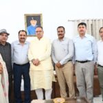 सैनिक कल्याण मंत्री गणेश जोशी से, भूतपूर्व सैनिक के एक प्रतिनिधिमंडल ने की भेंट।