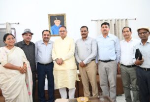 सैनिक कल्याण मंत्री गणेश जोशी से, भूतपूर्व सैनिक के एक प्रतिनिधिमंडल ने की भेंट।