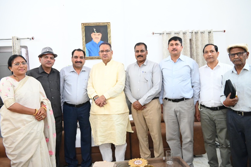 सैनिक कल्याण मंत्री गणेश जोशी से, भूतपूर्व सैनिक के एक प्रतिनिधिमंडल ने की भेंट।