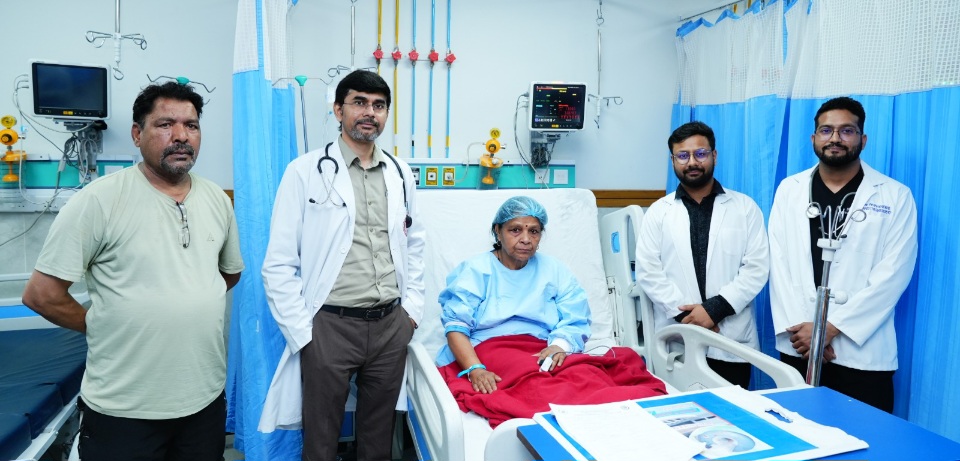 श्री महंत इन्दिरेश अस्प्ताल में, बिना सर्जरी घुटने के दर्द का सफल उपचार।