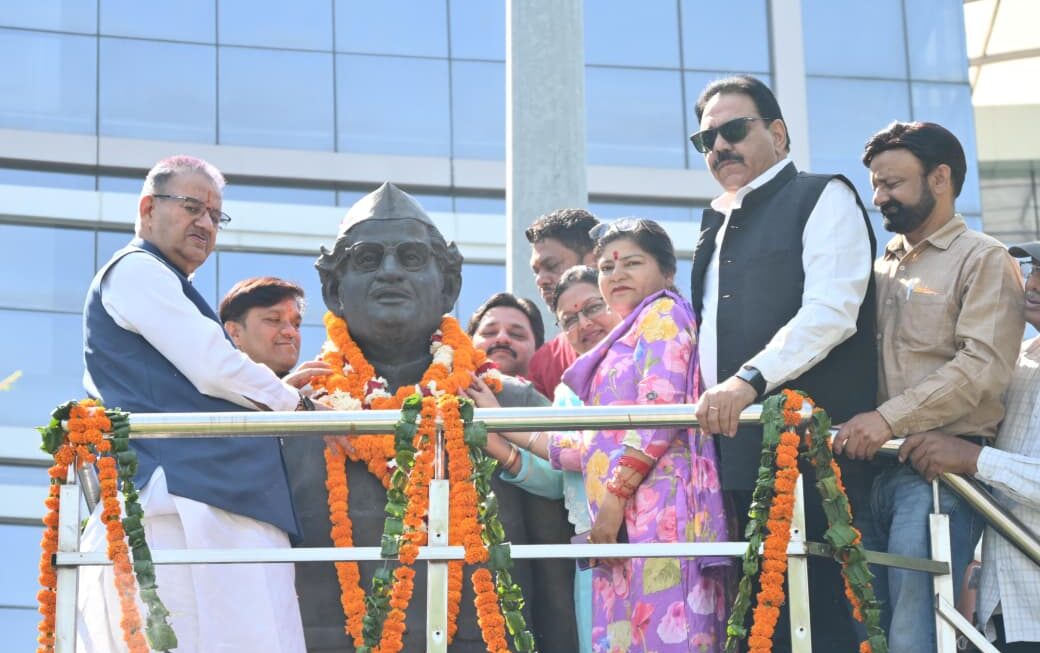 कैबिनेट मंत्री गणेश जोशी ने, हिमालय पुत्र हेमवती नंदन बहुगुणा की जयंती पर, उन्हें माल्यार्पण कर दी श्रद्धांजलि। 