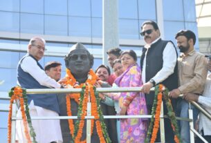 कैबिनेट मंत्री गणेश जोशी ने, हिमालय पुत्र हेमवती नंदन बहुगुणा की जयंती पर, उन्हें माल्यार्पण कर दी श्रद्धांजलि। 