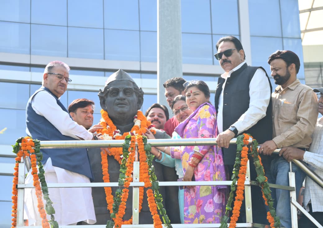 कैबिनेट मंत्री गणेश जोशी ने, हिमालय पुत्र हेमवती नंदन बहुगुणा की जयंती पर, उन्हें माल्यार्पण कर दी श्रद्धांजलि। 