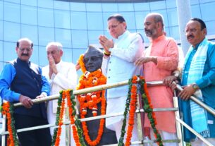 मुख्यमंत्री धामी ने स्वर्गीय हेमवती नंदन बहुगुणा की, 107वीं जयंती पर उनकी प्रतिमा पर, माल्यार्पण कर भावपूर्ण श्रद्धांजलि अर्पित की।