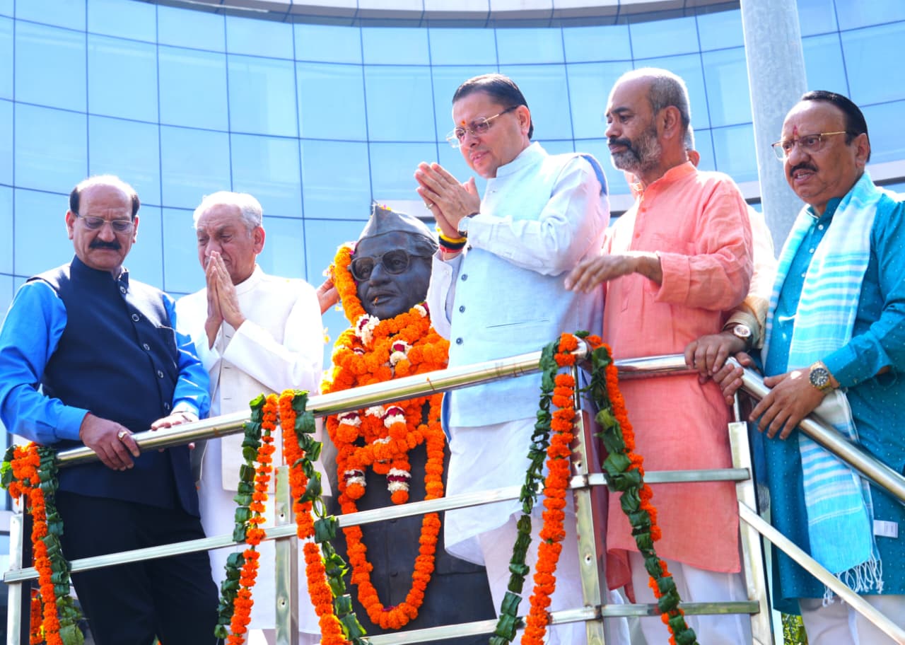 मुख्यमंत्री धामी ने स्वर्गीय हेमवती नंदन बहुगुणा की, 107वीं जयंती पर उनकी प्रतिमा पर, माल्यार्पण कर भावपूर्ण श्रद्धांजलि अर्पित की।