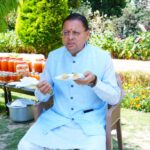 सीएम धामी ने शहद निकालने की प्रक्रिया का किया अवलोकन, 45 दिनों की अवधि में 520 किलोग्राम शहद का हुआ उत्पादन।