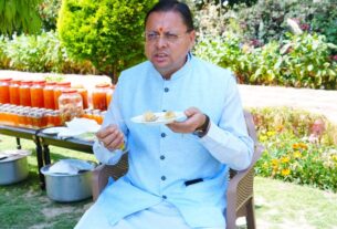 सीएम धामी ने शहद निकालने की प्रक्रिया का किया अवलोकन, 45 दिनों की अवधि में 520 किलोग्राम शहद का हुआ उत्पादन।