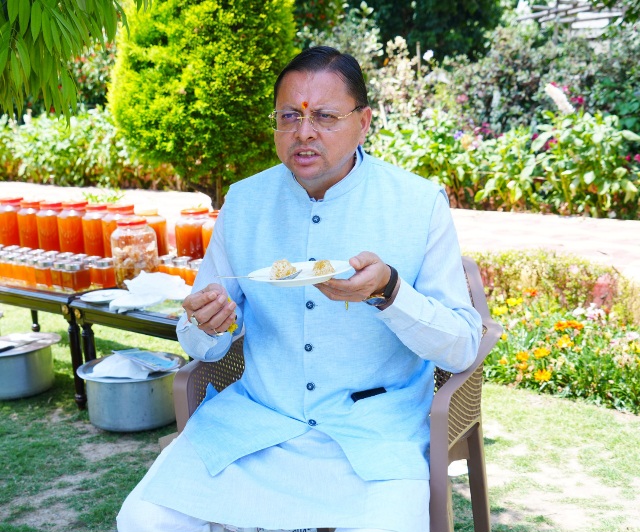 सीएम धामी ने शहद निकालने की प्रक्रिया का किया अवलोकन, 45 दिनों की अवधि में 520 किलोग्राम शहद का हुआ उत्पादन।