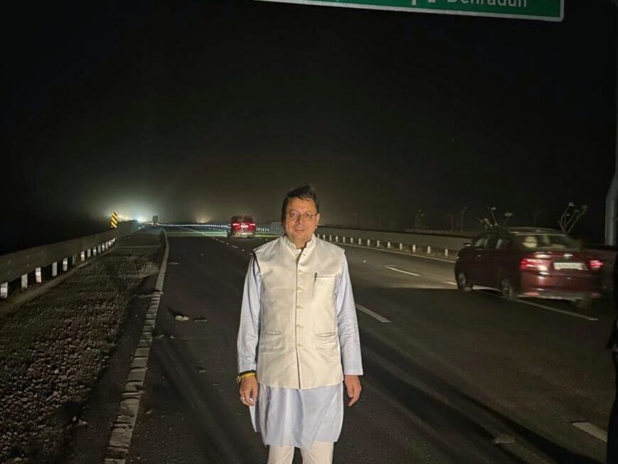 देहरादून-दिल्ली इकोनॉमिक कॉरिडोर से सीएम धामी ने, दिल्ली से देहरादून का सफर ढाई घंटे में तय किया, बोले, ये नए भारत की तेज रफ्तार।