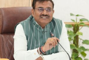 मुख्य सचिव ने कुम्भ मेला तैयारियों को लेकर ली बैठक, निर्माण कार्यों के शासनादेश के विलम्ब पर जताई नाराजगी।