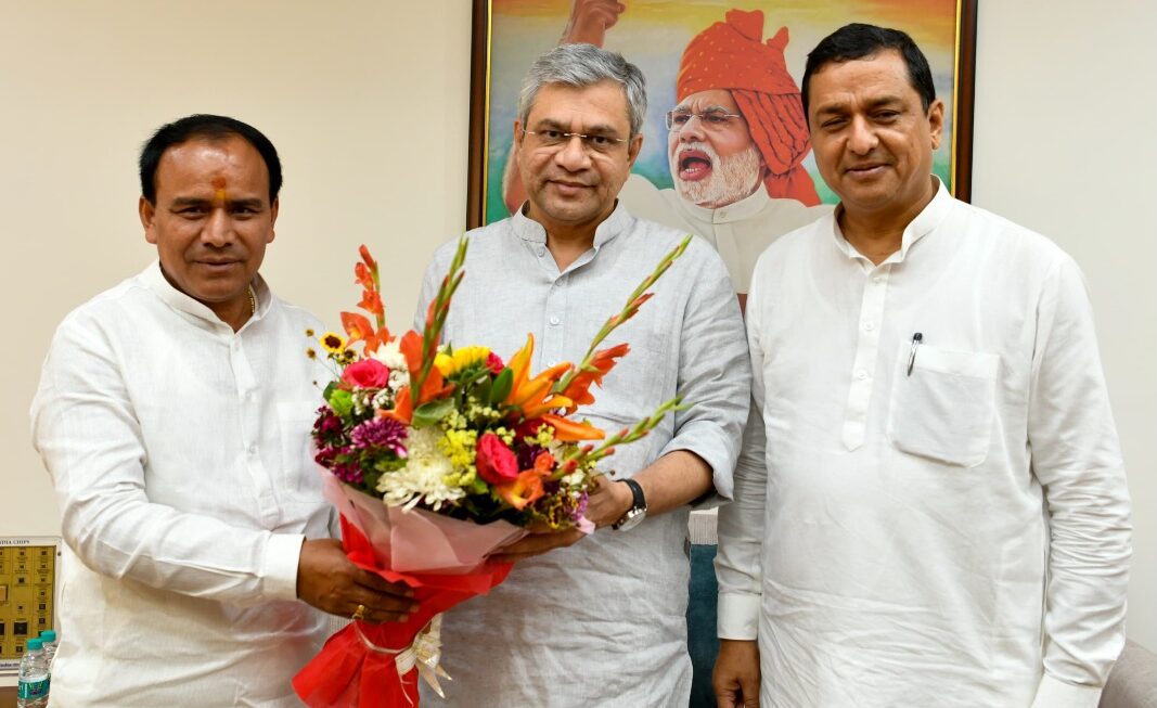 केन्द्रीय रेल मंत्री अश्विनी वैष्णव से मिले, गढ़वाल सांसद अनिल बलूनी व कैबिनेट मंत्री डाॅ. धन सिंह रावत।