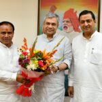 केन्द्रीय रेल मंत्री अश्विनी वैष्णव से मिले, गढ़वाल सांसद अनिल बलूनी व कैबिनेट मंत्री डाॅ. धन सिंह रावत।