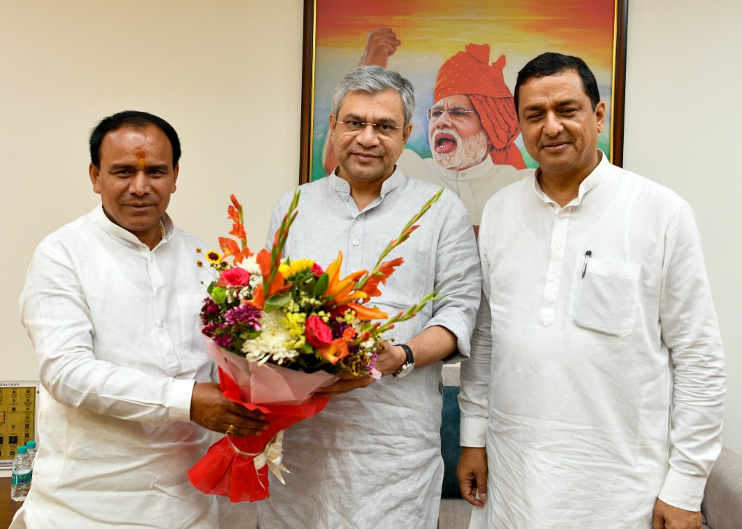 केन्द्रीय रेल मंत्री अश्विनी वैष्णव से मिले, गढ़वाल सांसद अनिल बलूनी व कैबिनेट मंत्री डाॅ. धन सिंह रावत।