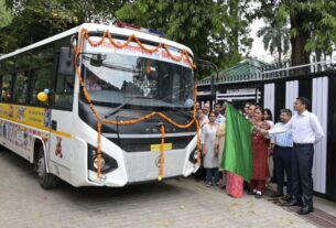मार्डन बनता आधुनिक इंटेसिंव केयर सेंटर मिली 41 सीटर बस की सौगात, डीएम सविन बंसल ने दिखाई हरी झण्डी।