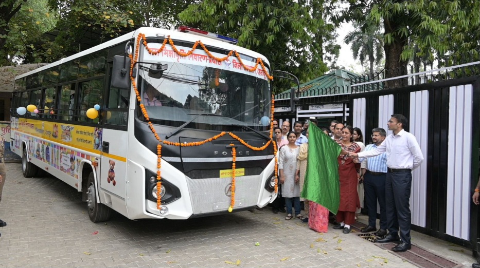 मार्डन बनता आधुनिक इंटेसिंव केयर सेंटर मिली 41 सीटर बस की सौगात, डीएम सविन बंसल ने दिखाई हरी झण्डी।