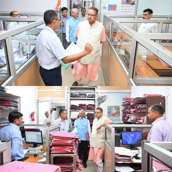 दुपहिया इलेक्ट्रिक वाहन से अचानक उपनल मुख्यालय पहुंचे, सैनिक कल्याण मंत्री गणेश जोशी।