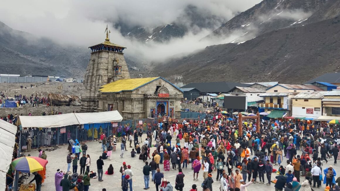 श्री केदारनाथ धाम यात्रा सुदृढ़ व्यवस्थाओं के बीच, उमड़ा आस्था का सैलाब, अब तक 3 लाख से अधिक श्रद्धालुओं ने किए बाबा के दर्शन।