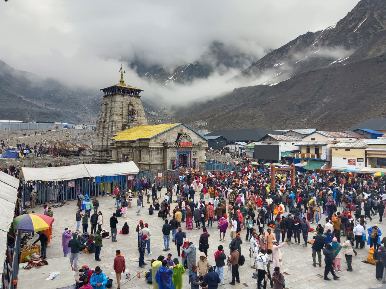 श्री केदारनाथ धाम यात्रा सुदृढ़ व्यवस्थाओं के बीच, उमड़ा आस्था का सैलाब, अब तक 3 लाख से अधिक श्रद्धालुओं ने किए बाबा के दर्शन।