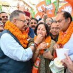 बंगाल और असम में भाजपा की ऐतिहासिक जीत पर, पार्टी पदाधिकारियों के साथ किया मिष्ठान वितरित, कैबिनेट मंत्री गणेश जोशी।