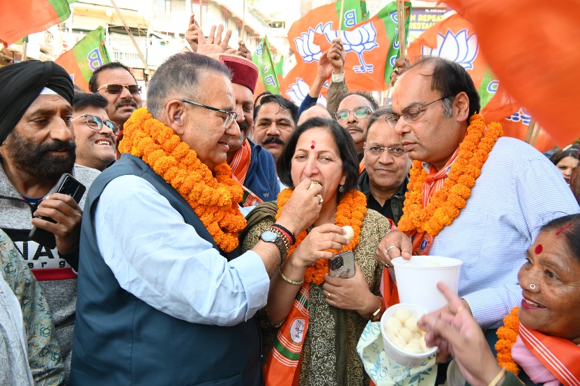 बंगाल और असम में भाजपा की ऐतिहासिक जीत पर, पार्टी पदाधिकारियों के साथ किया मिष्ठान वितरित, कैबिनेट मंत्री गणेश जोशी।