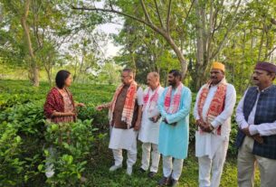 असम के बरपाथार स्थित चाय बागानों का किया निरीक्षण, कृषि मंत्री गणेश जोशी।