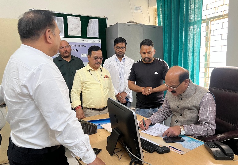 स्वास्थ्य मंत्री सुबोध उनियाल ने किया, गरमपानी सामुदायिक स्वास्थ्य केंद्र का औचक निरीक्षण।