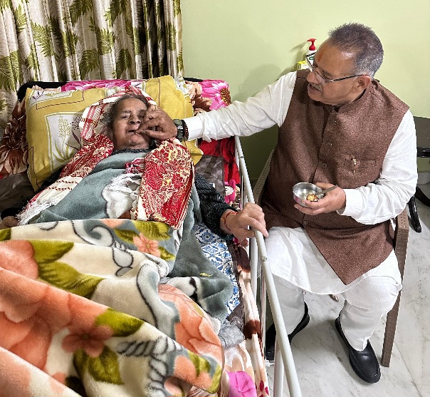 कैबिनेट मंत्री गणेश जोशी ने, मातृदिवस पर लिया माँ का आशीर्वाद, कहा माँ का स्थान जीवन में सर्वोच्च।