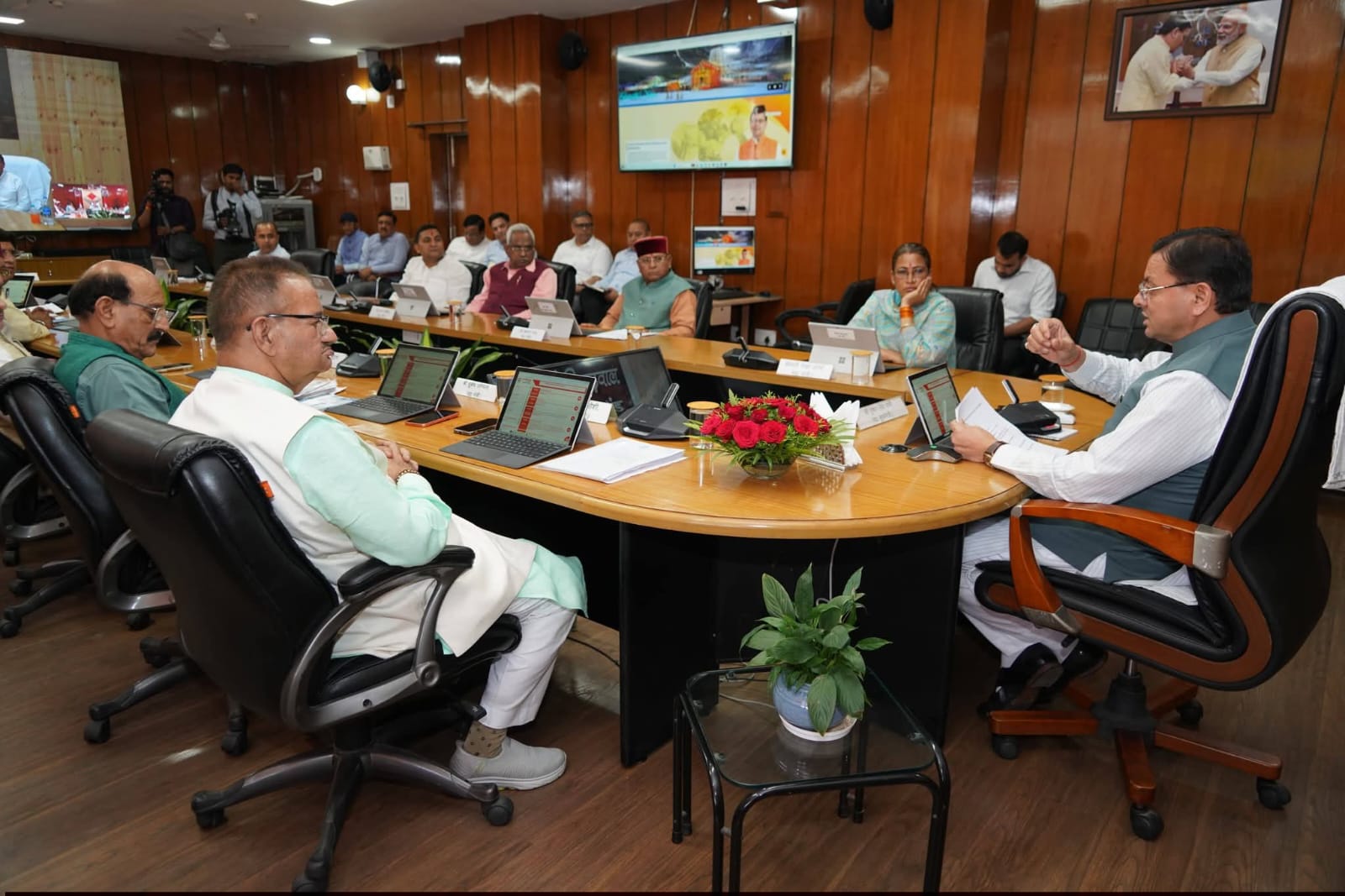 कैबिनेट बैठक में पर्वतीय क्षेत्रों में, कृषि विकास और पलायन रोकने के लिए स्वैच्छिक/आंशिक चकबंदी प्रोत्साहन नीति को मंजूरी।