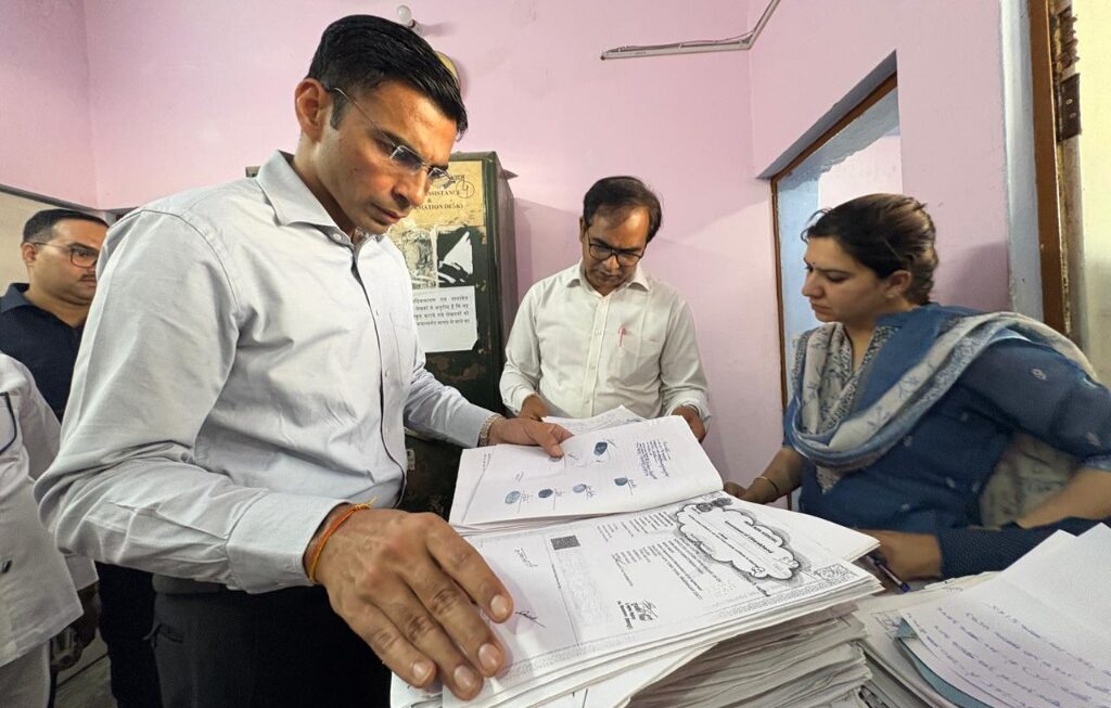 सब-रजिस्ट्रार कार्यालय विकासनगर में, डीएम सविन बंसल का औचक निरीक्षण, गंभीर अनियमितताओं का बड़ा खुलासा।