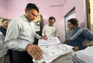 सब-रजिस्ट्रार कार्यालय विकासनगर में, डीएम सविन बंसल का औचक निरीक्षण, गंभीर अनियमितताओं का बड़ा खुलासा।