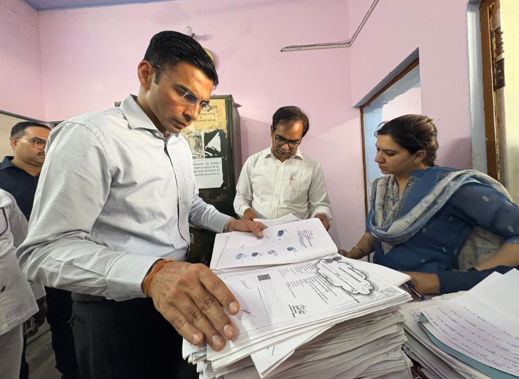 सब-रजिस्ट्रार कार्यालय विकासनगर में, डीएम सविन बंसल का औचक निरीक्षण, गंभीर अनियमितताओं का बड़ा खुलासा।