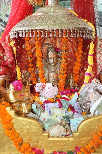 चतुर्थ केदार रुद्रनाथ भगवान की उत्सव डोली, वैदिक मंत्रोच्चार के साथ गोपेश्वर से मूल धाम के लिए किया प्रस्थान।