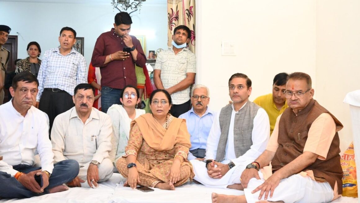 कैबिनेट मंत्री गणेश जोशी ने, पूर्व सीएम बीसी खंडूड़ी के पार्थिव शरीर पर, पुष्पांजलि अर्पित कर दी भावपूर्ण श्रद्धांजलि।