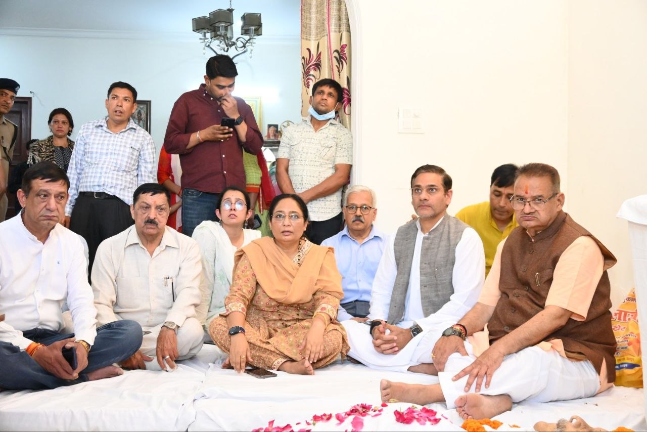 कैबिनेट मंत्री गणेश जोशी ने, पूर्व सीएम बीसी खंडूड़ी के पार्थिव शरीर पर, पुष्पांजलि अर्पित कर दी भावपूर्ण श्रद्धांजलि।