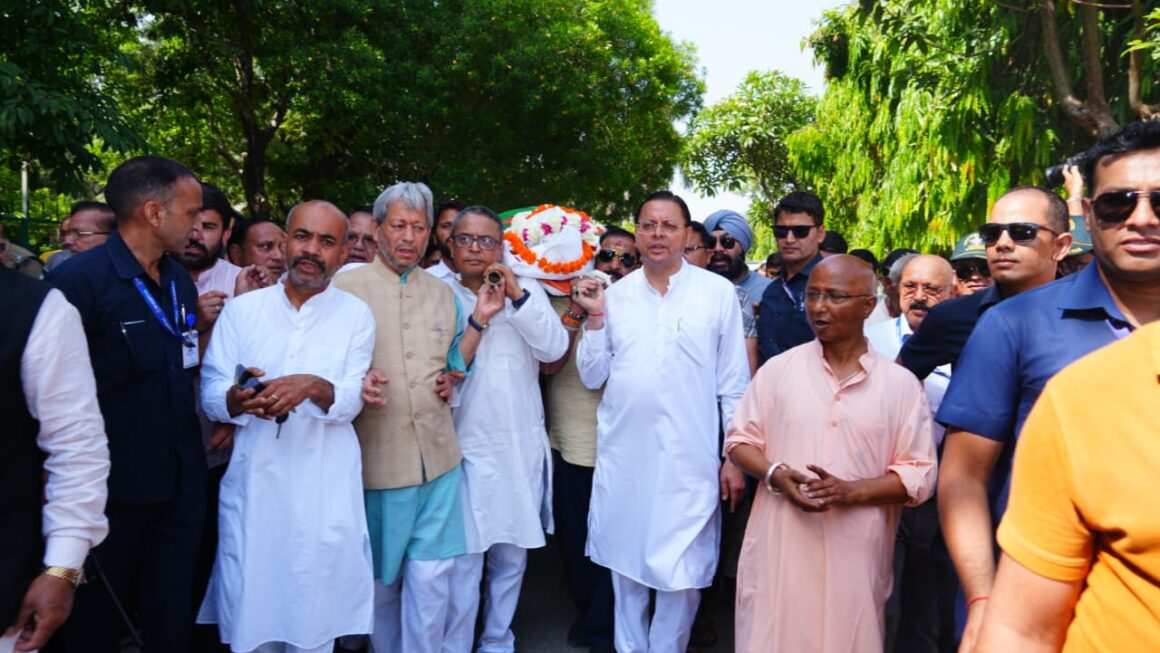 पूर्व सीएम भुवन चंद्र खंडूरी को दी गई अंतिम विदाई, अंतिम यात्रा मे उमड़ा जन सैलाब।
