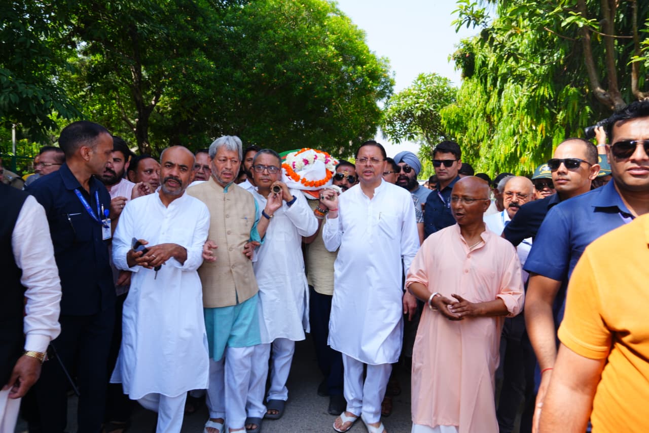 पूर्व सीएम भुवन चंद्र खंडूरी को दी गई अंतिम विदाई, अंतिम यात्रा मे उमड़ा जन सैलाब।