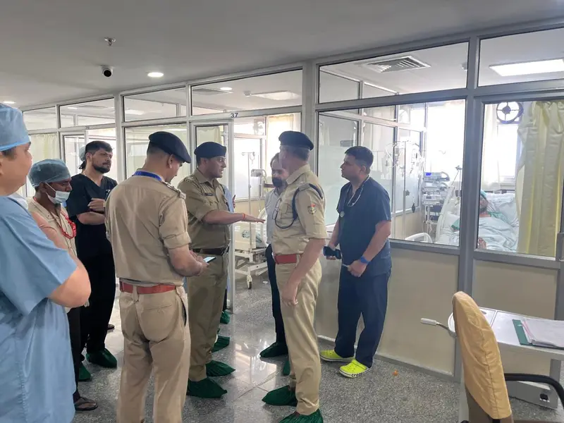 निजी अस्पताल के आईसीयू में एसी ब्लास्ट, एक महिला की मौत, 10 लोगों को रेस्क्यू कर दूसरे अस्पताल में किया भर्ती।