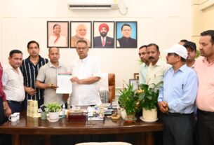कृषि मंत्री गणेश जोशी को, जैविक परिषद कर्मचारी संगठन के पदाधिकारिगणों ने विभिन्न समस्याओं के संबध में सौंपा ज्ञापन।
