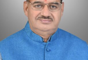 आपदा प्रभावित उद्यम परिवारों को, सहायता राशि के चैक किए प्रदान, कैबिनेट मंत्री गणेश जोशी।