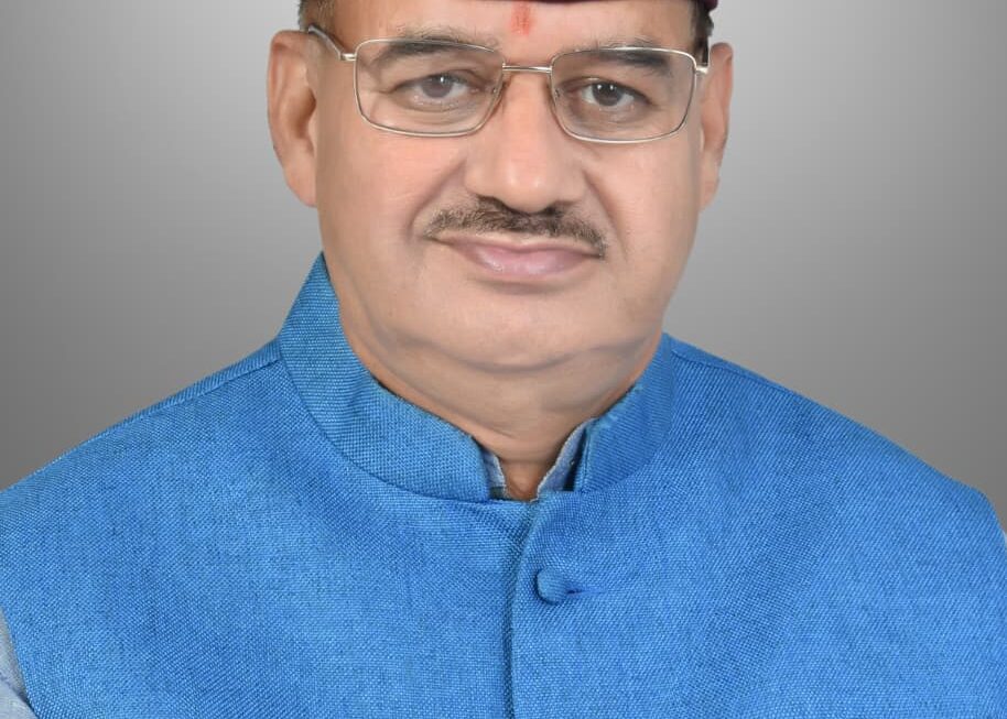 आपदा प्रभावित उद्यम परिवारों को, सहायता राशि के चैक किए प्रदान, कैबिनेट मंत्री गणेश जोशी।