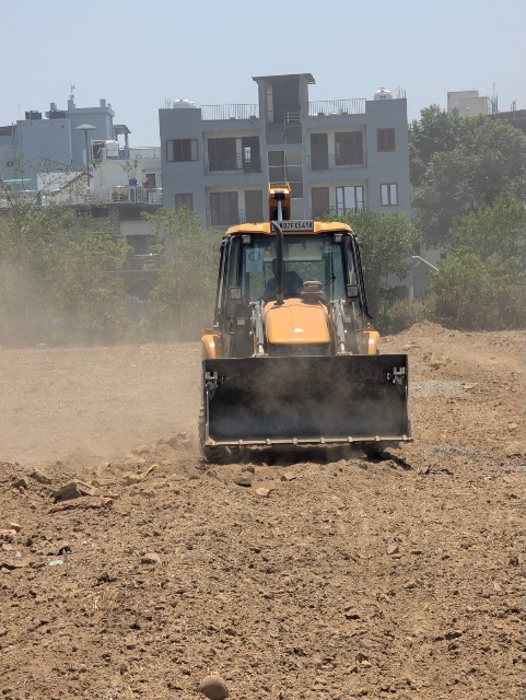 अजबपुर कलां में आठ बीघा में की जा रही अवैध प्लॉटिंग पर, एमडीडीए का चला बुलडोजर।