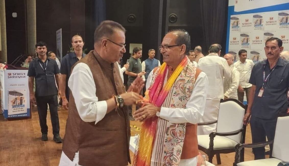 नई दिल्ली में “अपनापन – नरेंद्र मोदी संग मेरे अनुभव” पुस्तक का विमोचन, कृषि मंत्री गणेश जोशी हुए शामिल।
