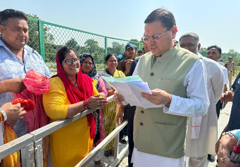 मुख्यमंत्री पुष्कर धामी ने लोहियाहेड हेलीपैड पर, जनता की सुनी जनसमस्याएं अधिकारियों को समाधान के दिए निर्देश।